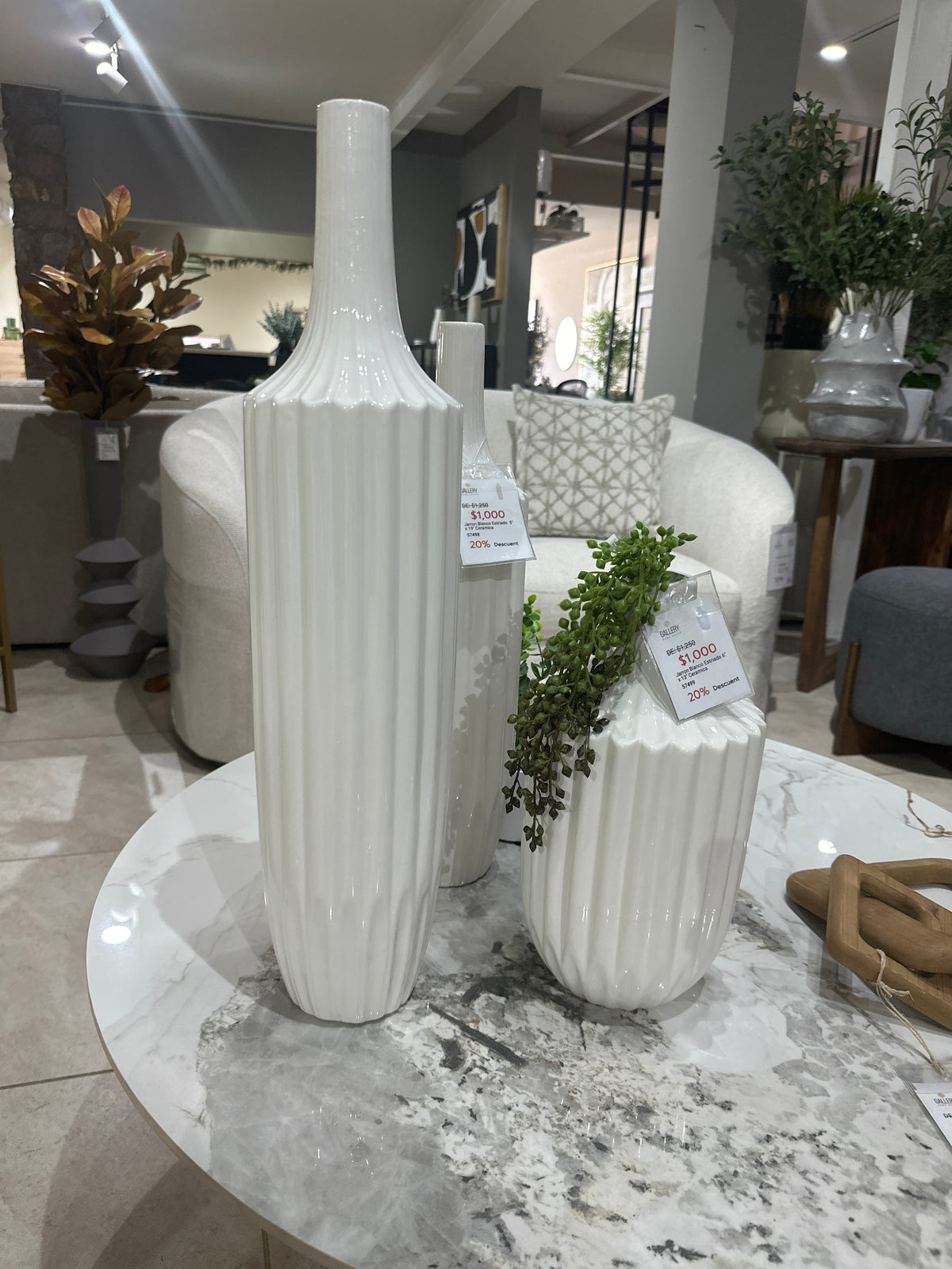 Jarrón blanco estriado, grande