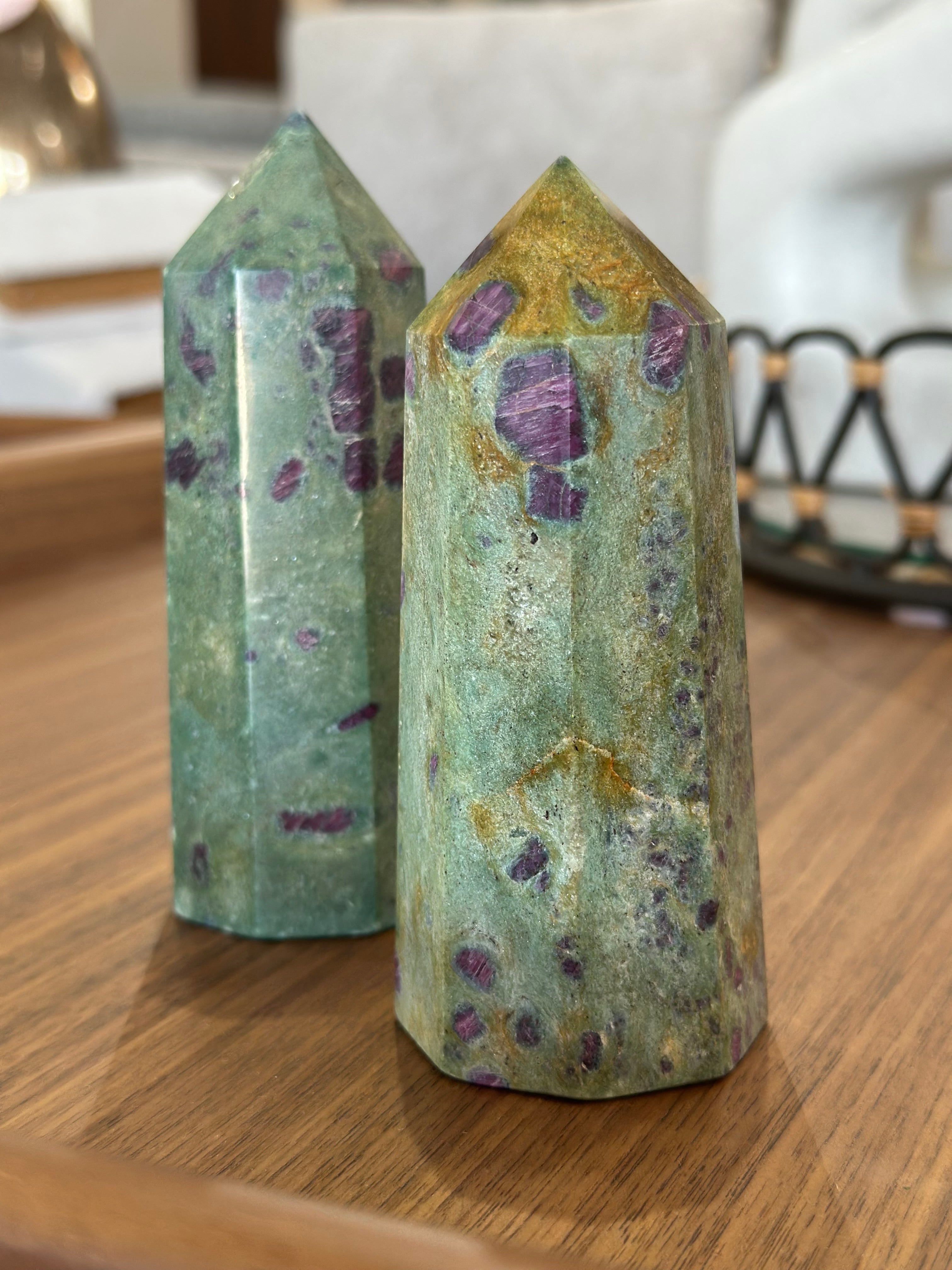 Rubí en fucsita, Torre