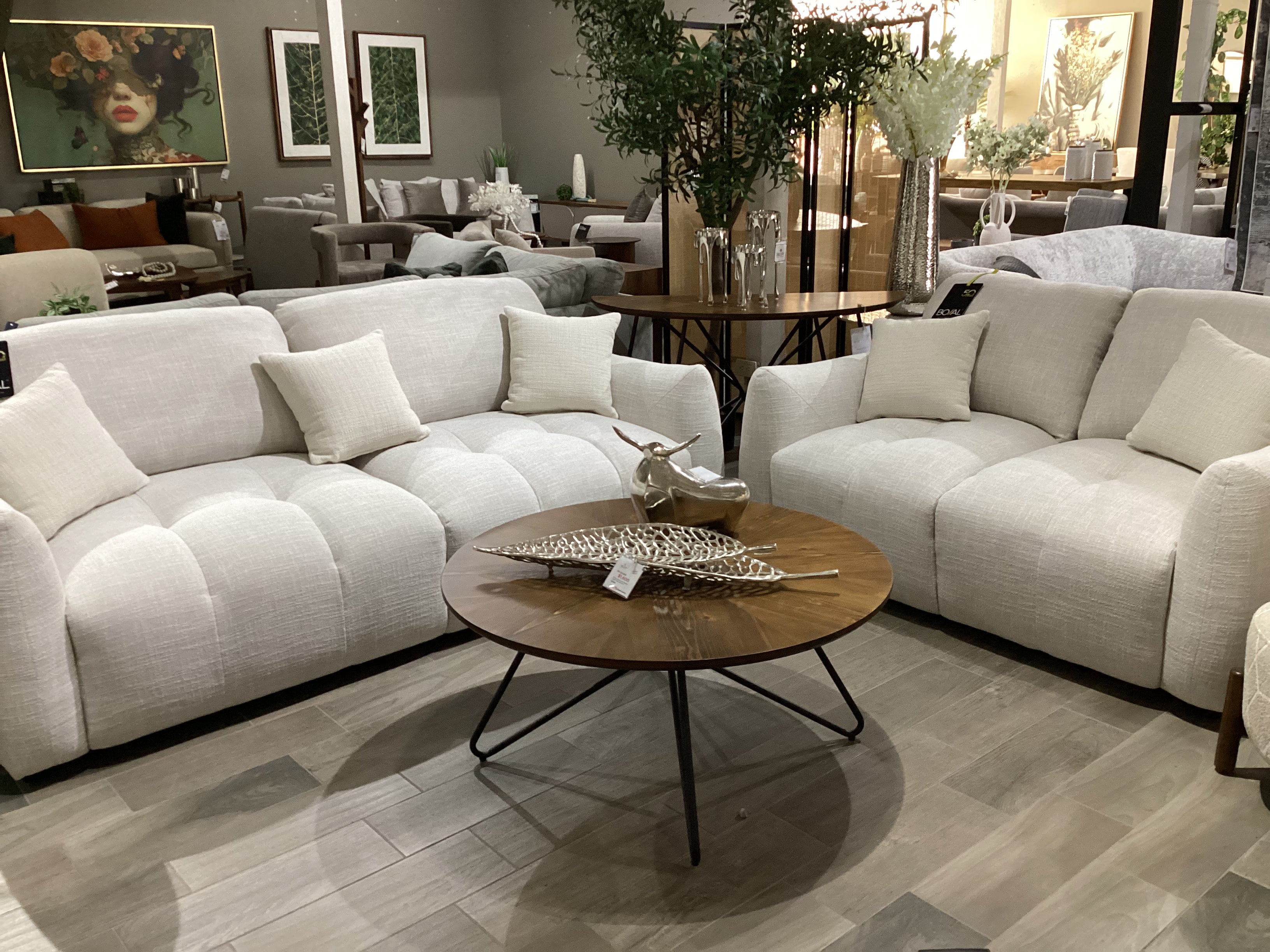 AMARO SALA 3 2 1, Nahia White