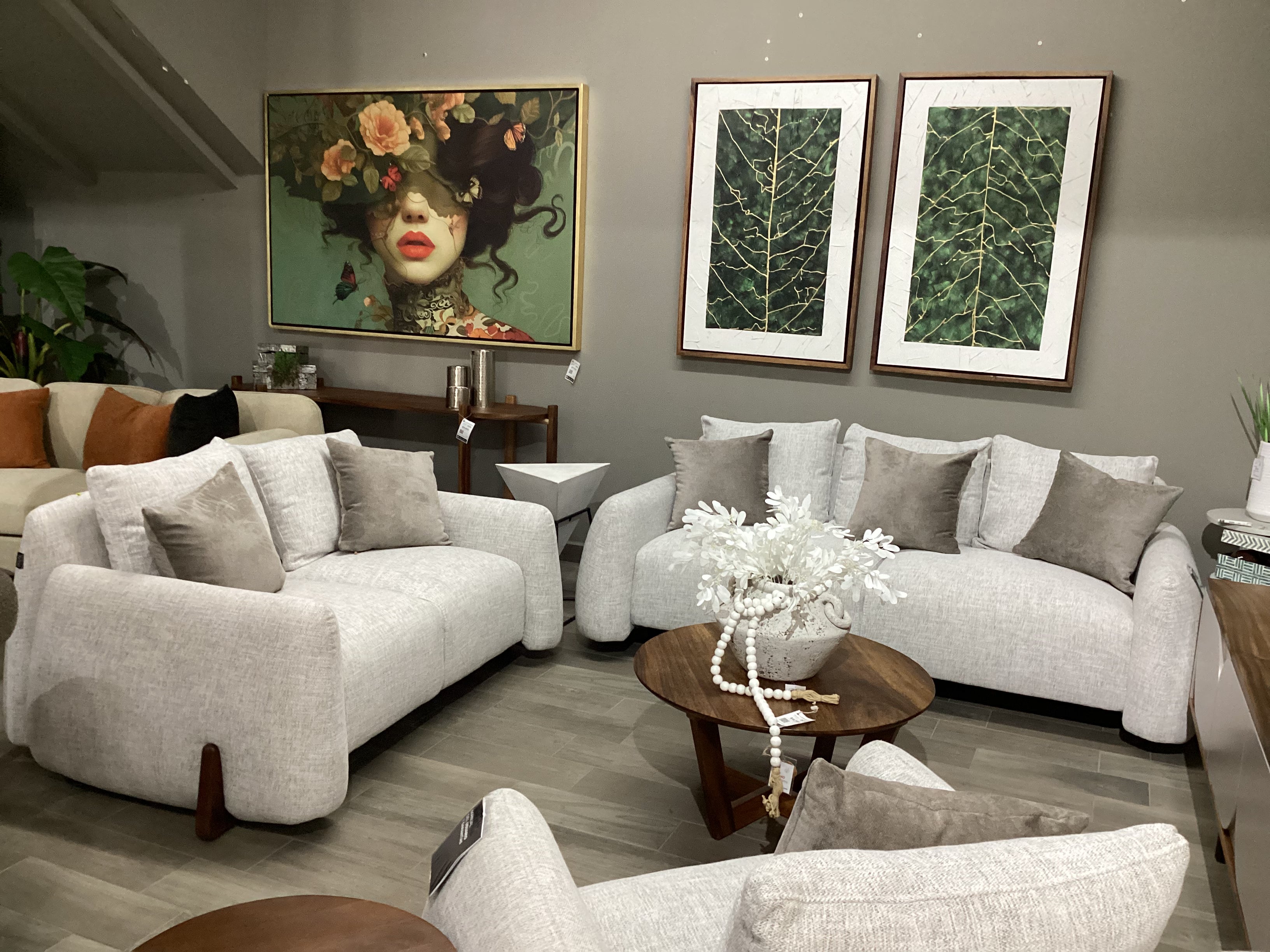 Sala ADAIR 321/ Saria White