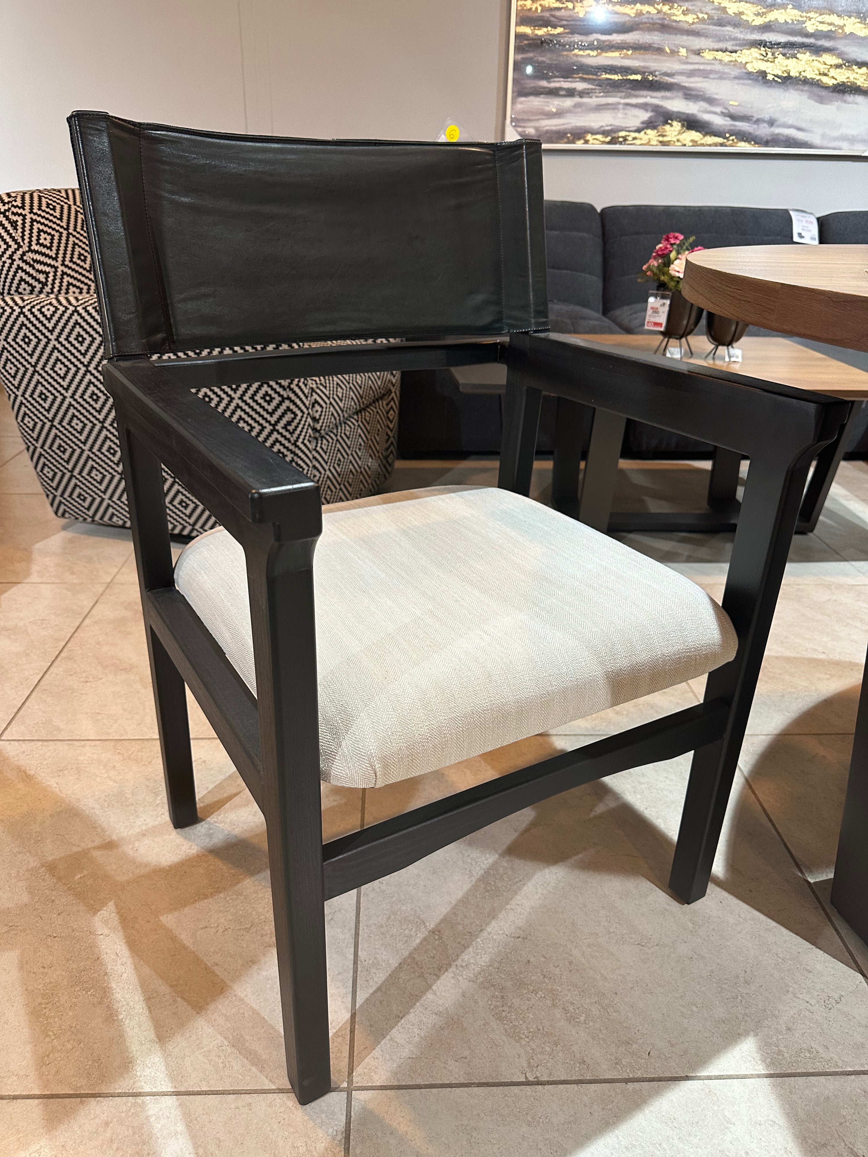 Silla DIRECTOR CARBÓN con piel negra, t. Lino Sand
