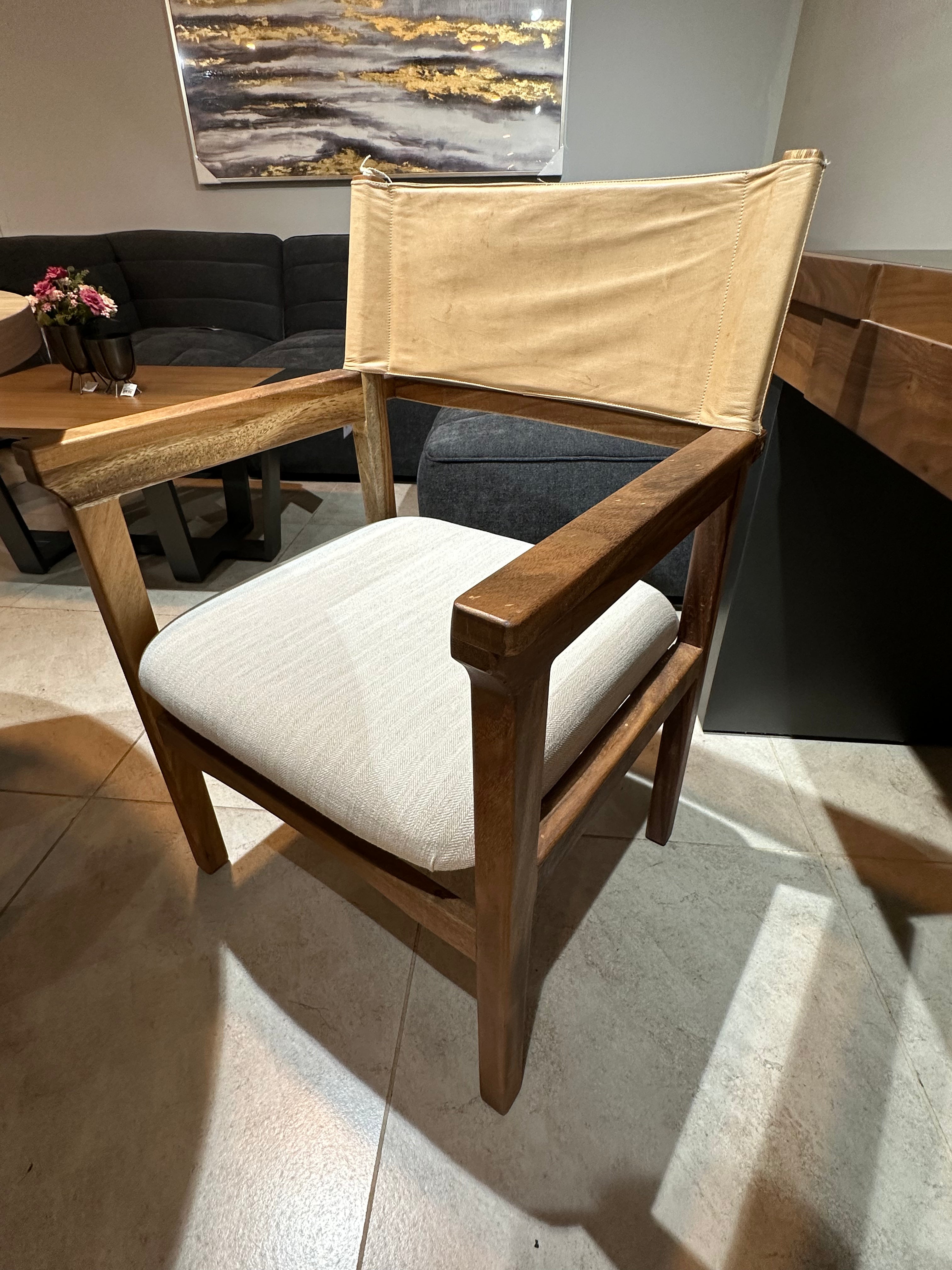 Silla DIRECTOR PAROTA latera con piel café, t. Lino Sand