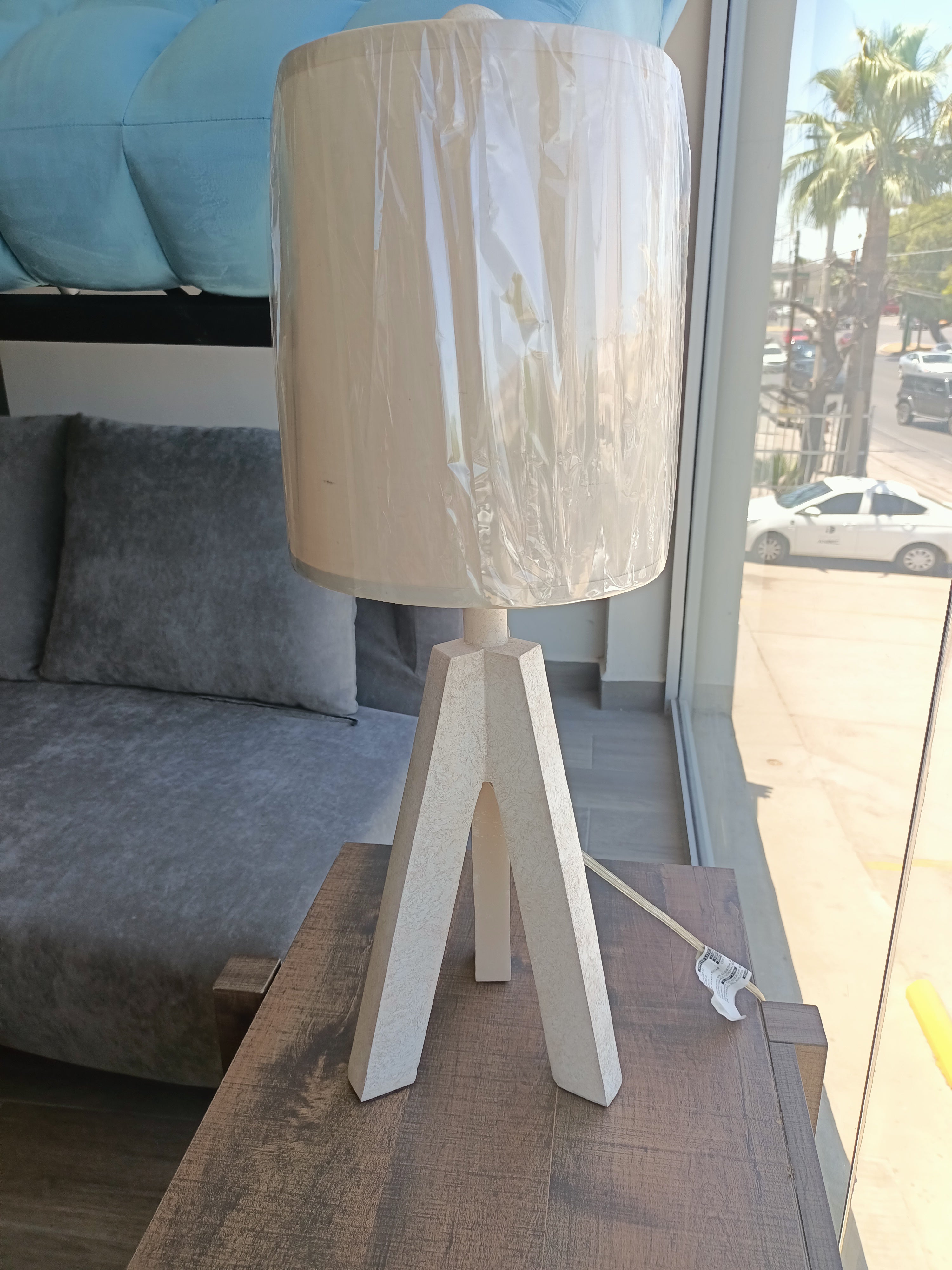 LÁMPARA DE MESA Piramidal Beige
