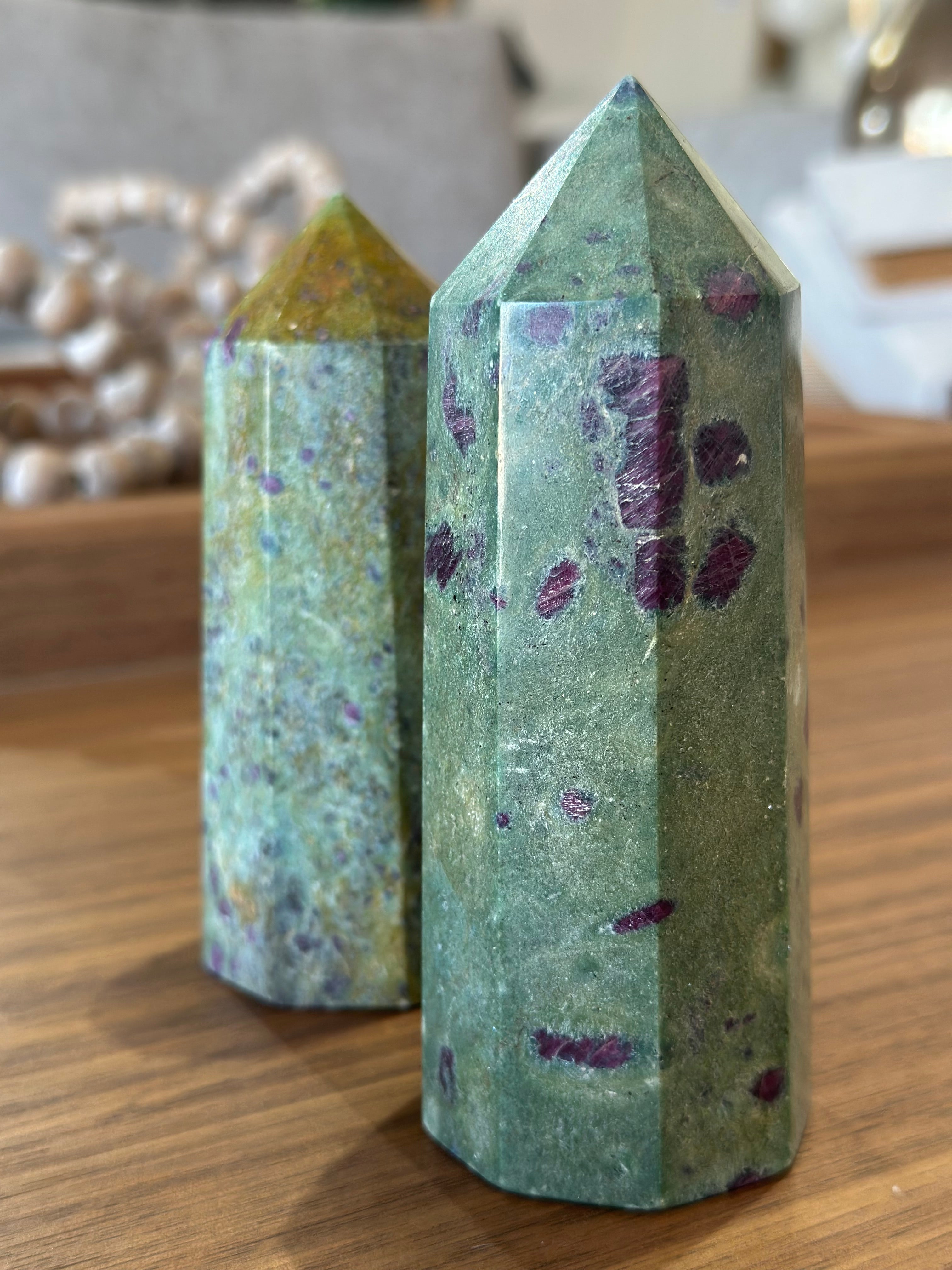 Rubí en fucsita, Torre