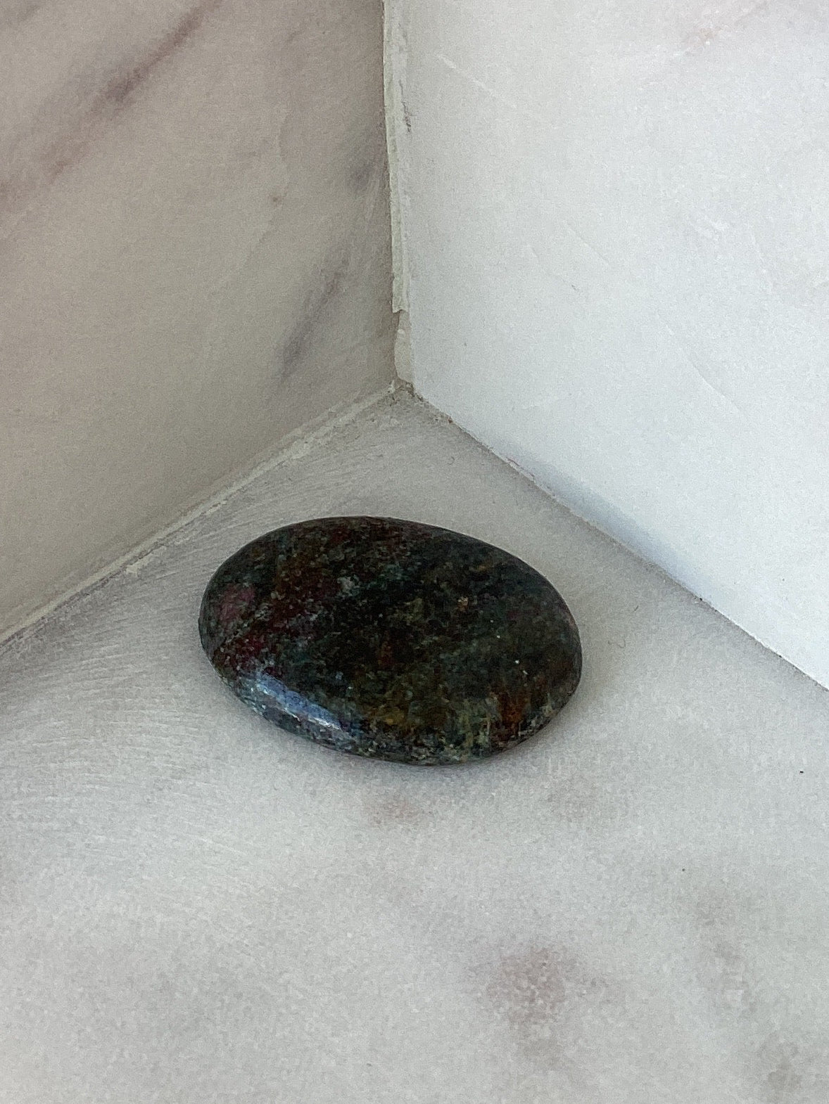 Piedra de Calma, Cianita Azul con Rubí