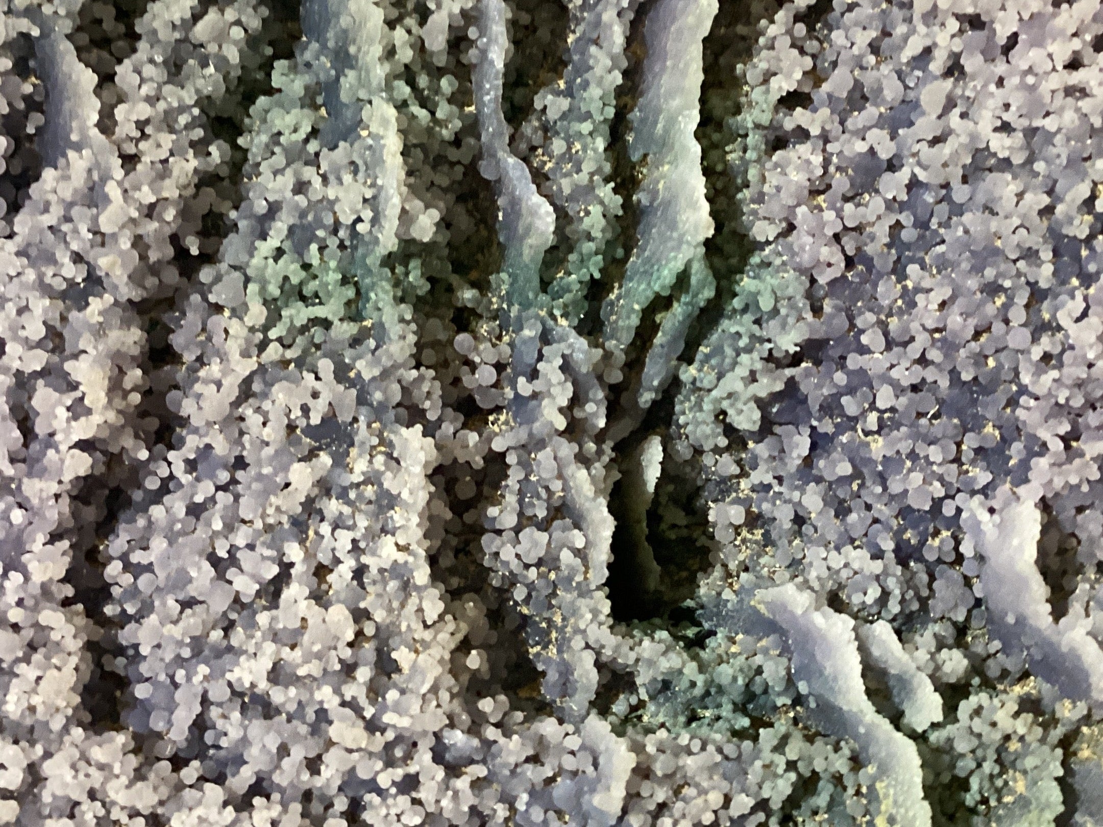 Espécimen de Ágata Uva en Tronco de Madera