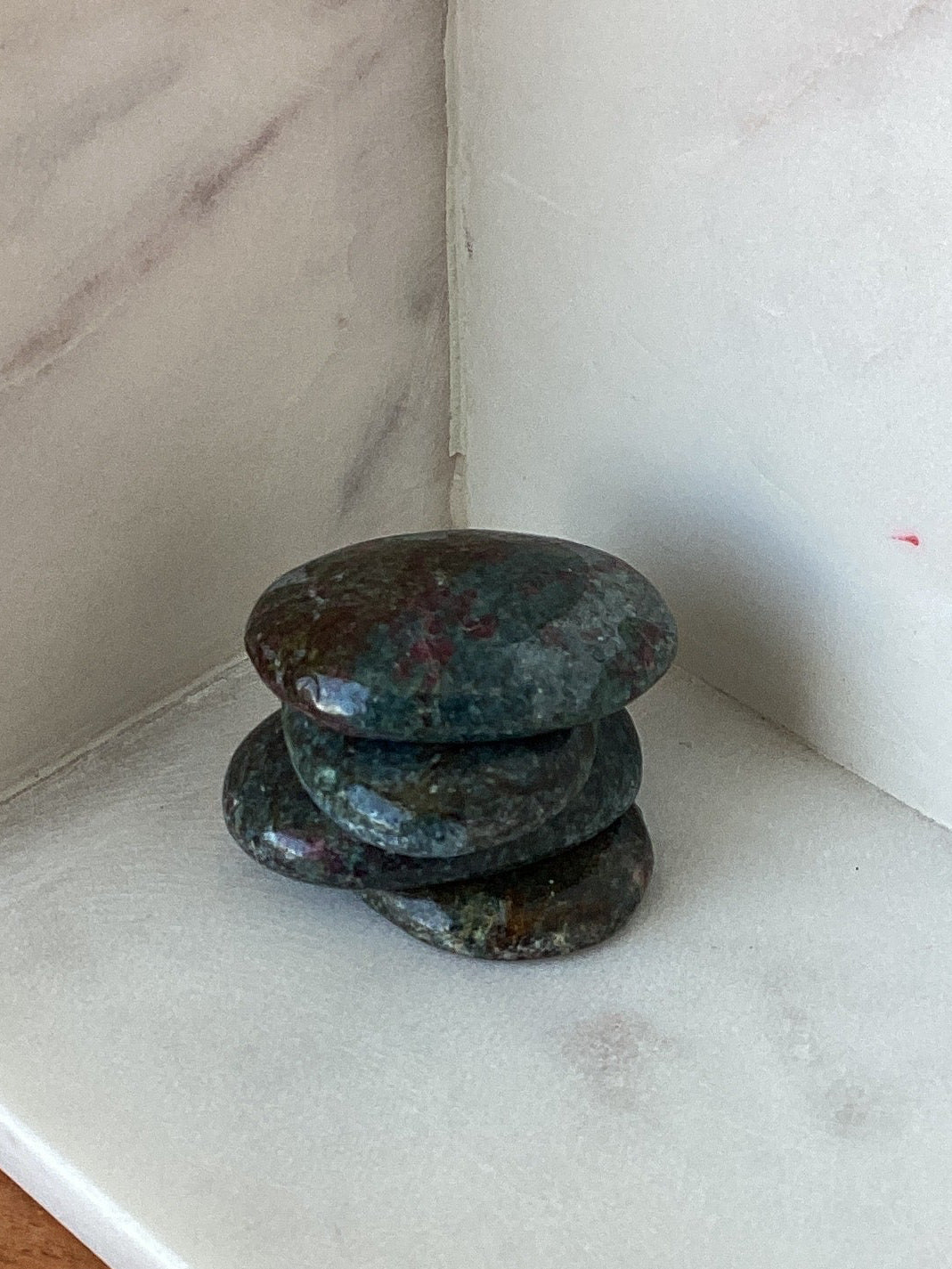 Piedra de Calma, Cianita Azul con Rubí