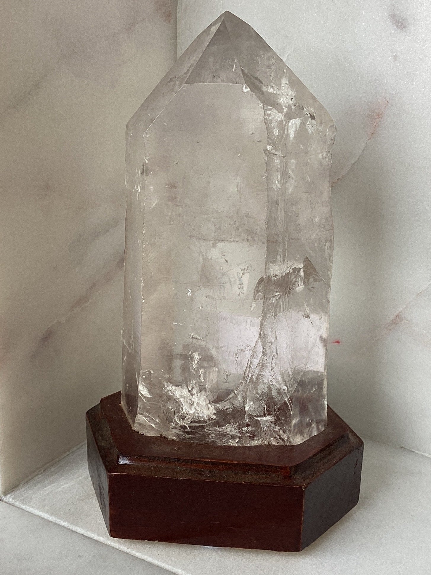 Cristal de Cuarzo en Base de Madera 3-6"
