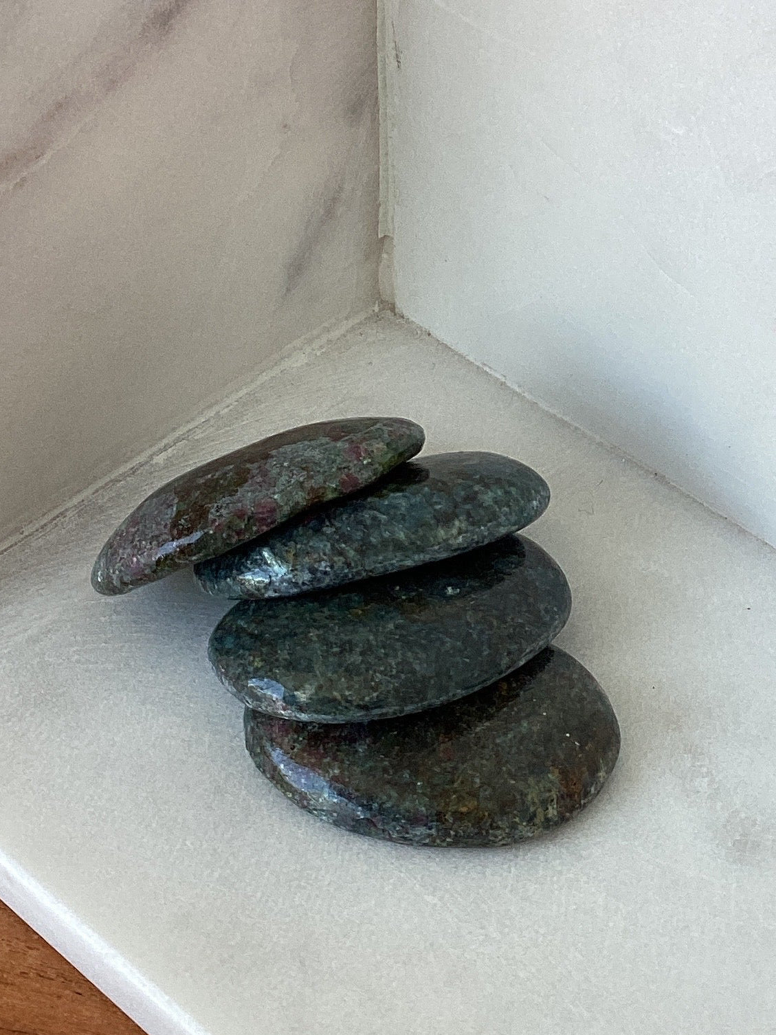 Piedra de Calma, Cianita Azul con Rubí