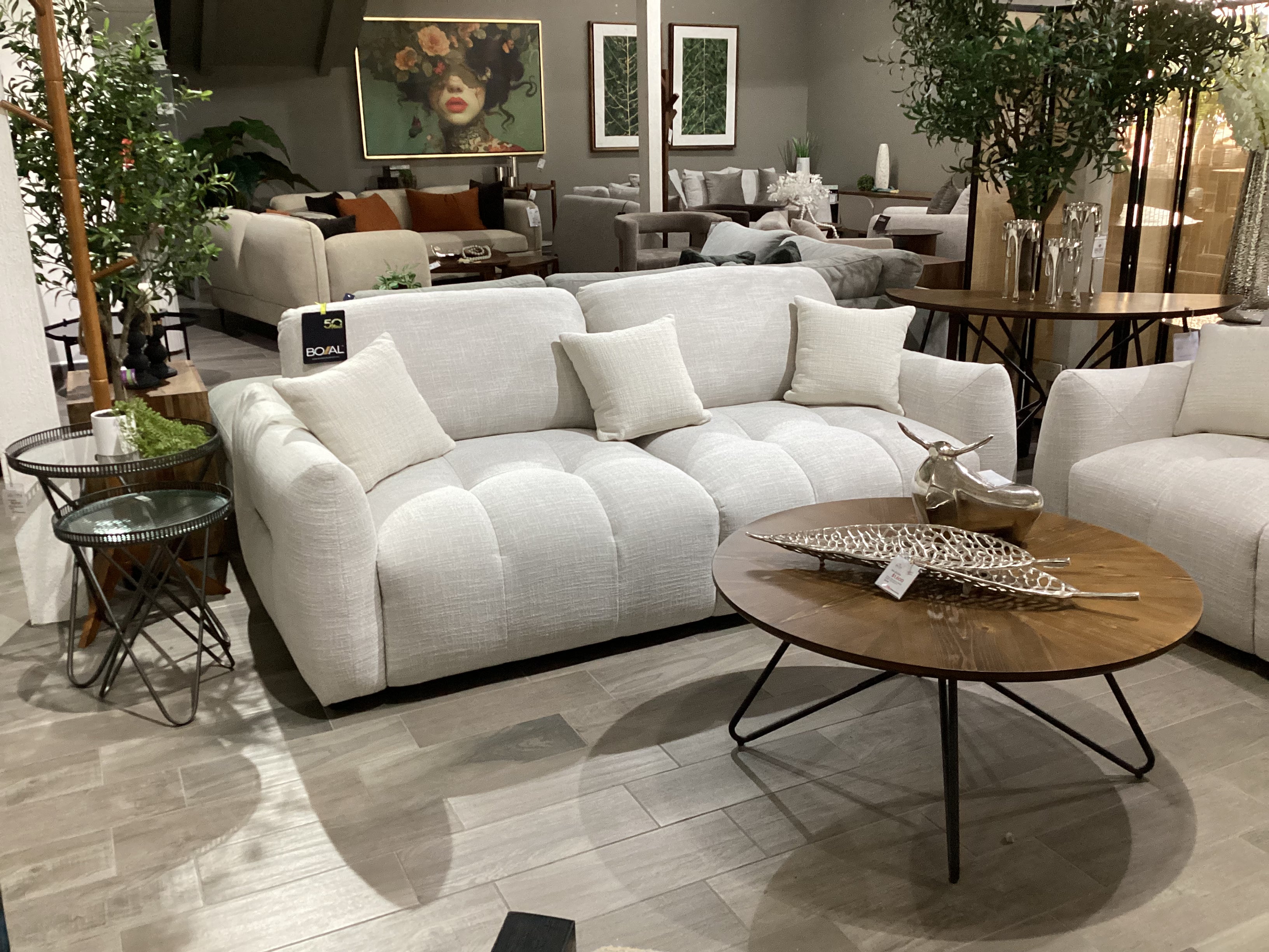 AMARO SALA 3 2 1, Nahia White