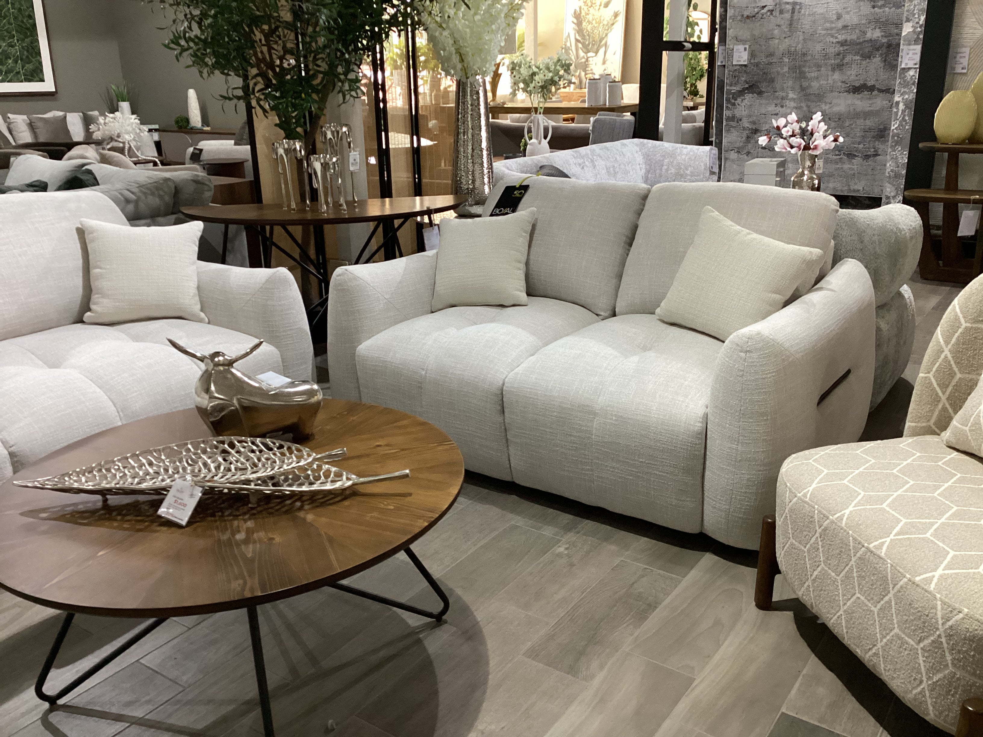 AMARO SALA 3 2 1, Nahia White
