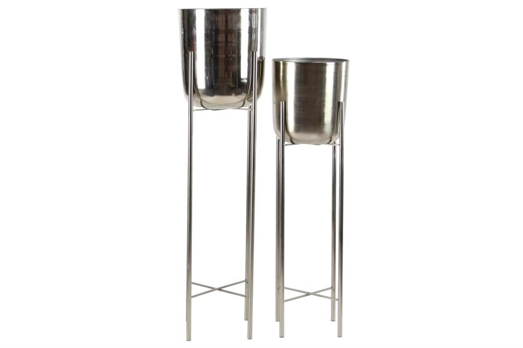 CosmoLiving by Cosmopolitan Silver Metal Indoor Outdoor