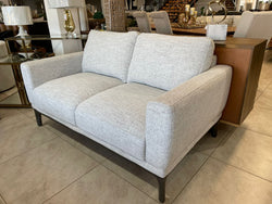 KEENER LOVESEAT MARCO GRIS Saria White